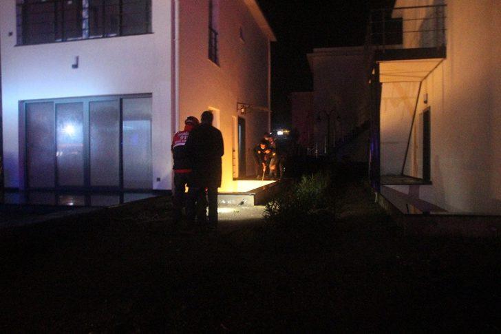 Elektrik kesilince 5 metrelik çukura düştü G3