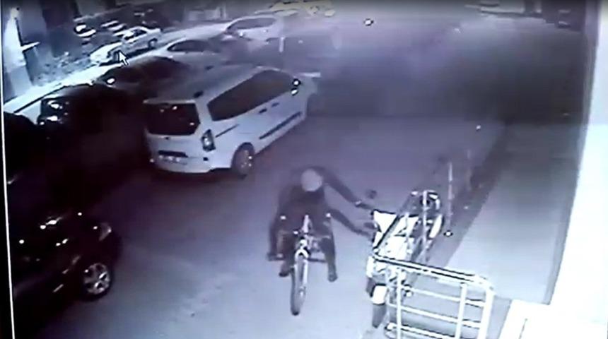 Bisikletle gelen hırsız motosikletle gitti