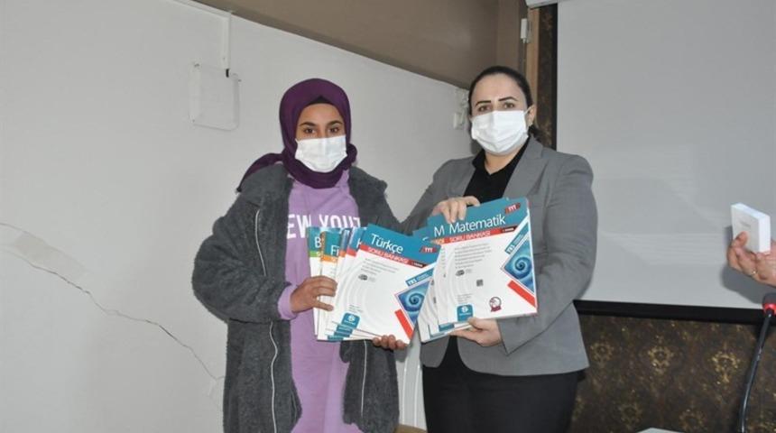 &Uuml;niversite adaylarına kitap dağıtıldı