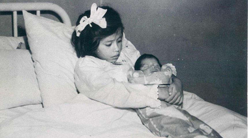 5 yaşında k&uuml;&ccedil;&uuml;k bir &ccedil;ocukken anne olan Lina'nın akıl almaz hikayesi 