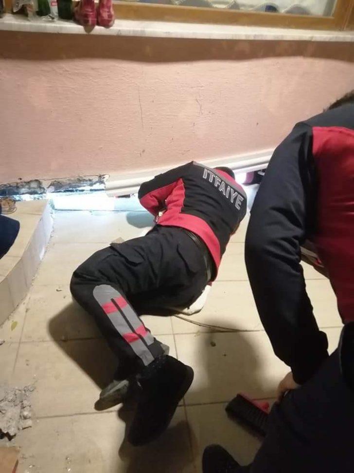 Duvar arasına sıkışan kedi kurtarıldı G2