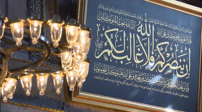 Cumhurbaşkanı Erdoğan Ayasofya Camii'ne hat levhası bağışladı