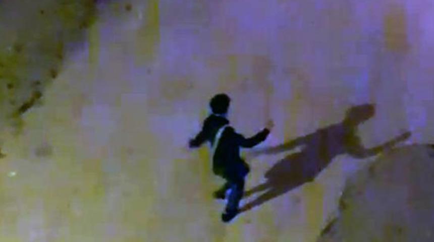 Sosyal medya bu görüntüleri konuşuyor! Kısıtlamada sokağa çıktı, şarkı söyleyip dans etti