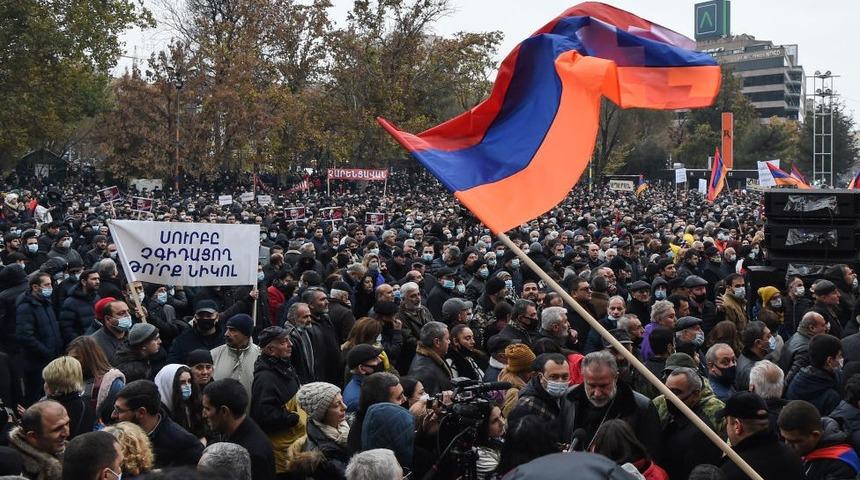 Ermenistan'da protestocular, Paşinyan'ın istifa etmemesi &uuml;zerine tekrar sokağa indi