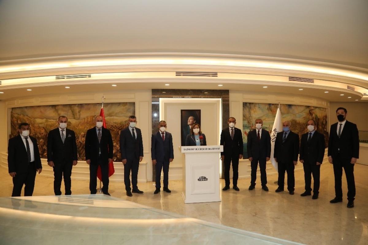 &Ouml;ğrenci servisi esnafına bin 500 liralık maddi destek