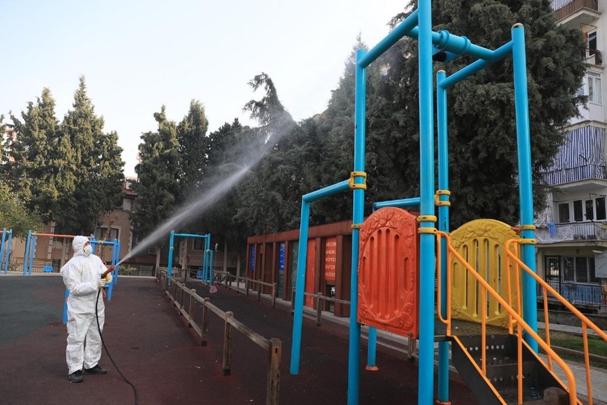 Pamukkale Belediyesi,  parklarda dezenfekte &ccedil;alışması başlattı