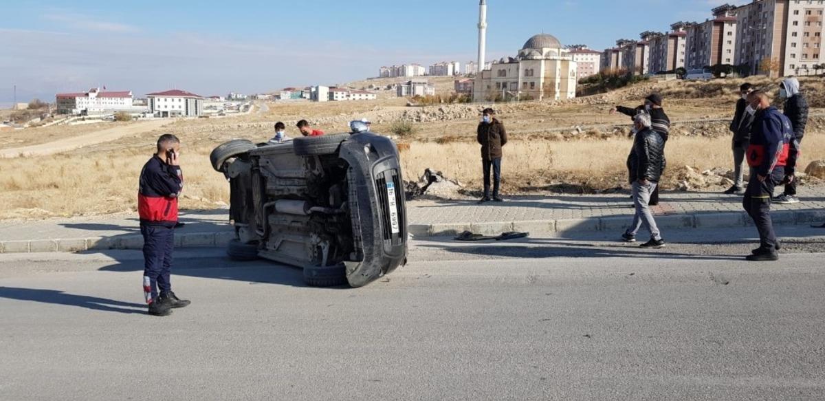 Kamyonetler &ccedil;arpıştı: 5 yaralı