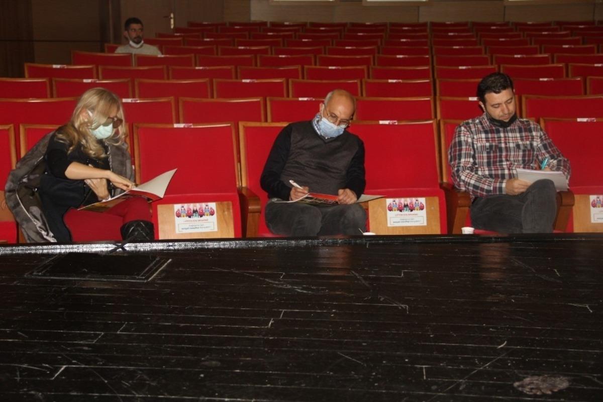 &lsquo;Bana T&uuml;rk&uuml;n&uuml; S&ouml;yle&rsquo; yarışmasında final heyecanı