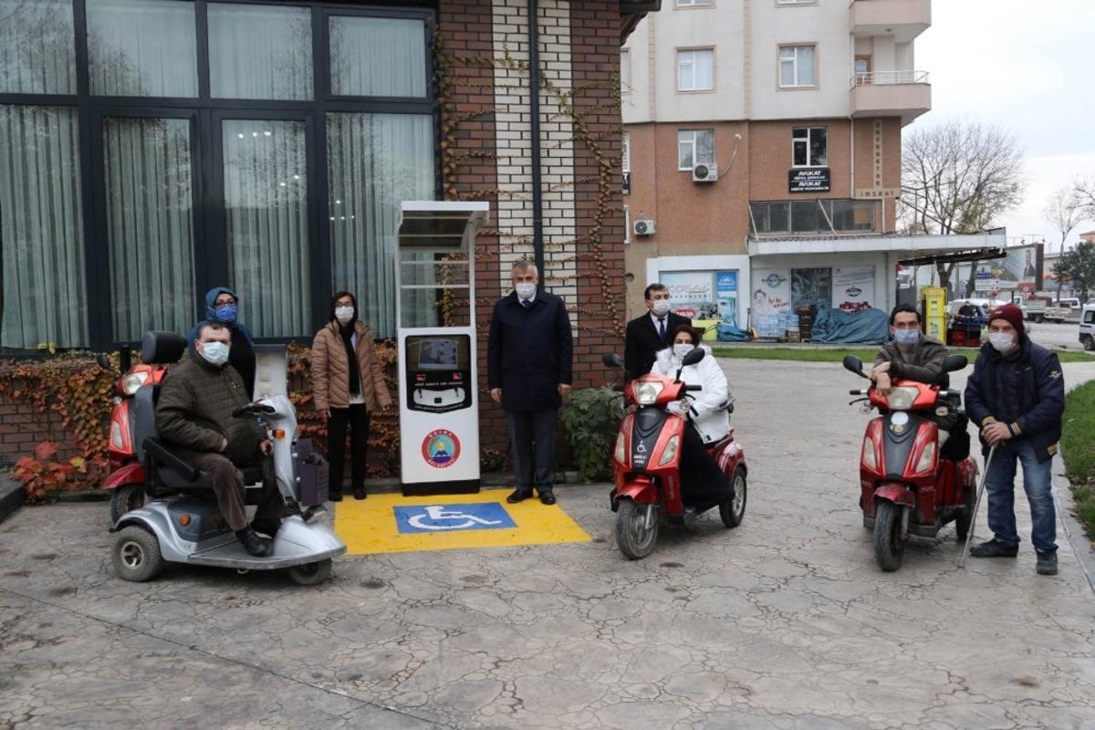 Bafra Belediyesi&rsquo;nden engelliler i&ccedil;in şarj istasyonu