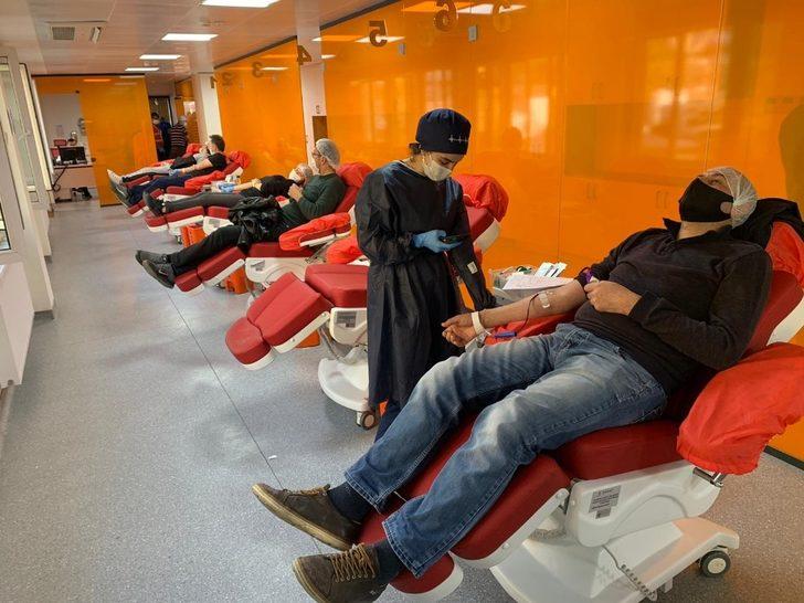 Vatandaşlar hafta sonu kısıtlamasına rağmen kan merkezlerine akın etti G4