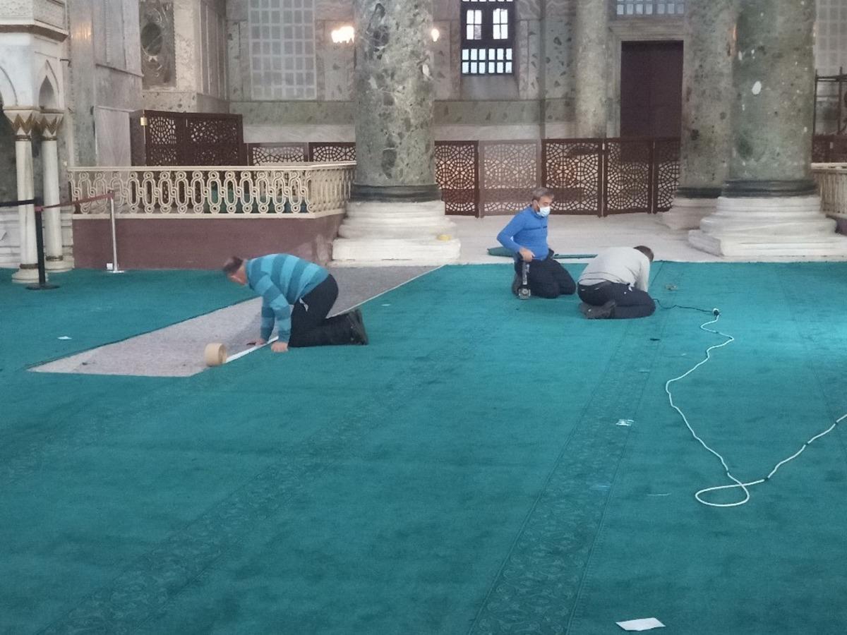 Ayasofya&rsquo;da dev iskelenin kaldırıldığı yere halı serildi