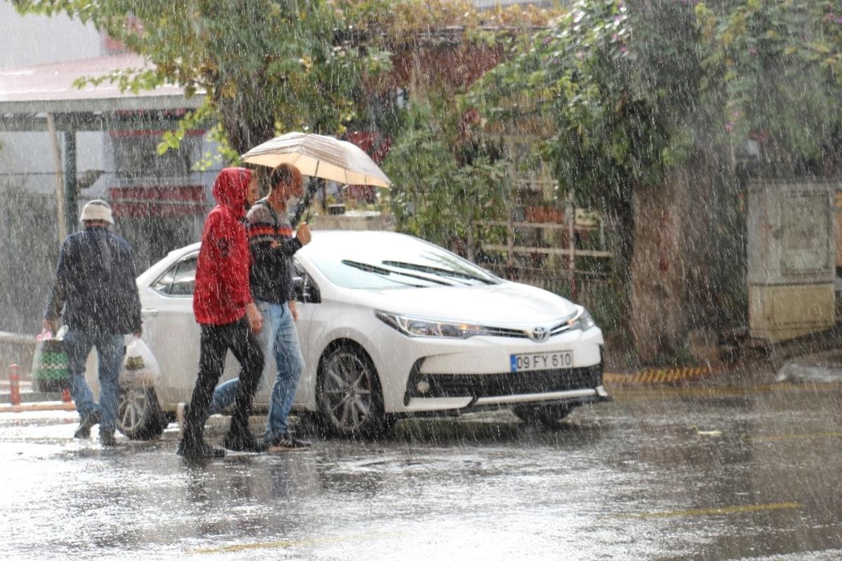 Aydın&rsquo;da sağanak yağış etkisini s&uuml;rd&uuml;r&uuml;yor