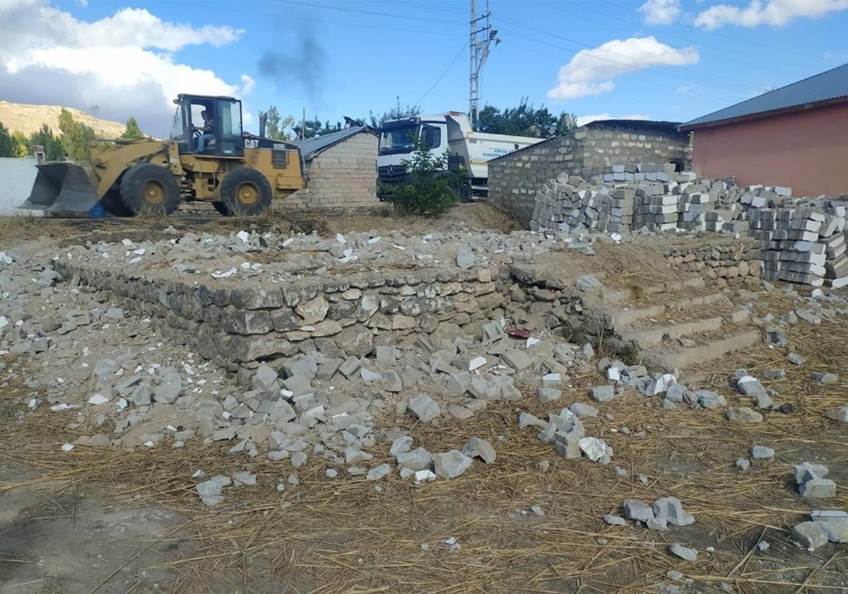 Erciş&rsquo;teki metruk binaların yıkımı s&uuml;r&uuml;yor