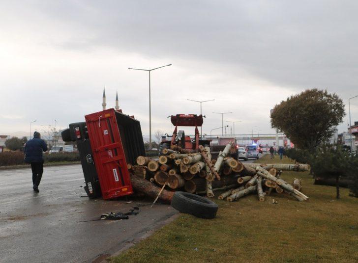 Tekeri çıkan tomruk yüklü römork yan yattı G2