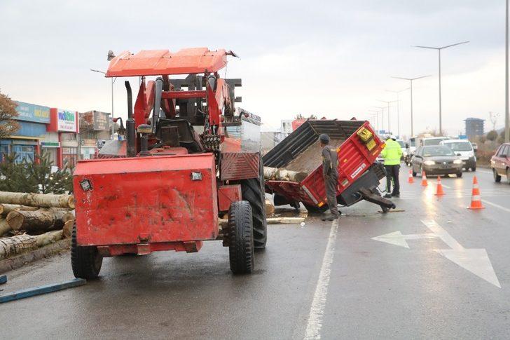 Tekeri çıkan tomruk yüklü römork yan yattı G3