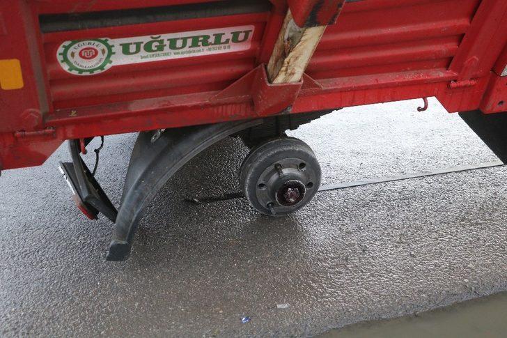 Tekeri çıkan tomruk yüklü römork yan yattı G4