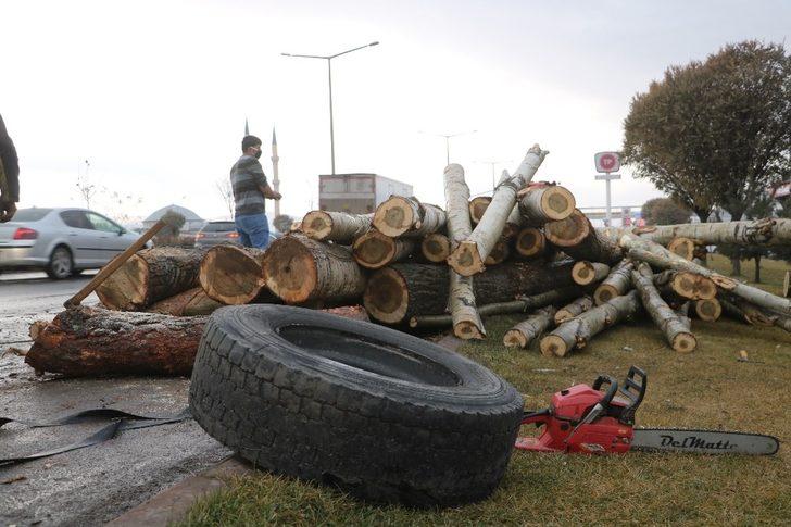 Tekeri çıkan tomruk yüklü römork yan yattı G5