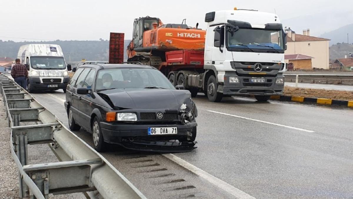 Tosya&rsquo;da 3 aracın karıştığı kazada s&uuml;r&uuml;c&uuml;ler yara almadan kurtuldu