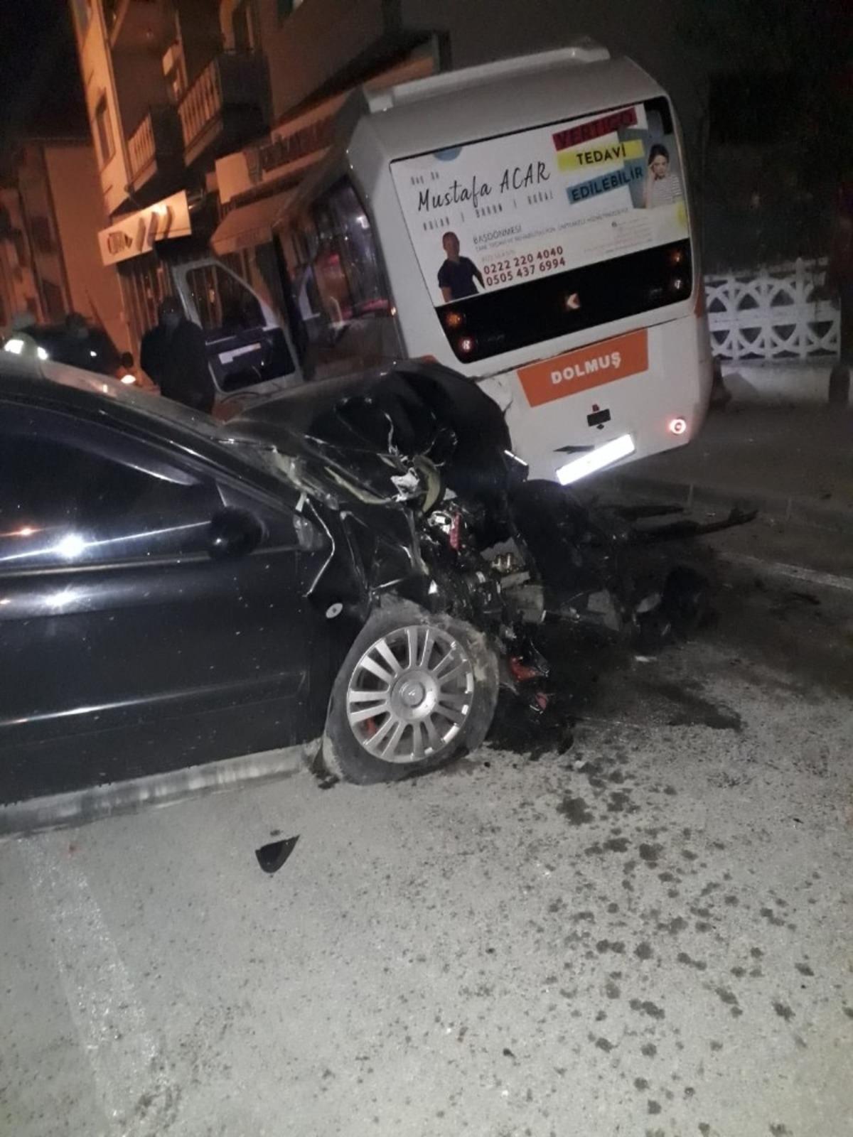 Otomobil park halindeki dolmuşa &ccedil;arptı