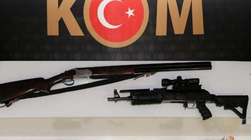 Muş'ta yasa dışı silah ticareti su&ccedil;undan g&ouml;zaltına alınan 3 kişiden 1'i tutuklandı