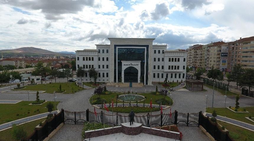 Elazığ’da Covid-19 tedbiri: Caddelere kısıtlama, evlere uyarı etiketi