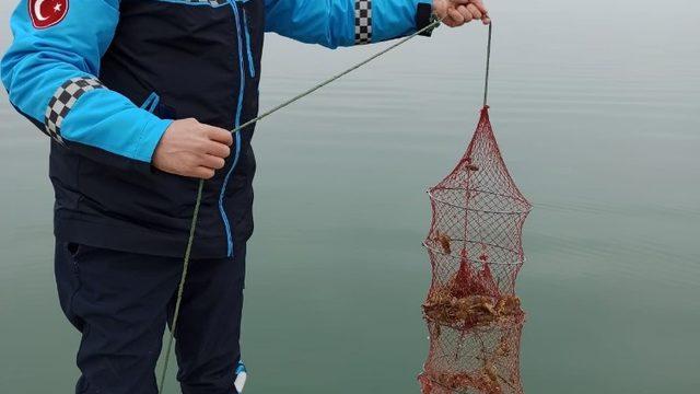Eğirdir Gölü’nde 386 kerevit pinterine el konuldu