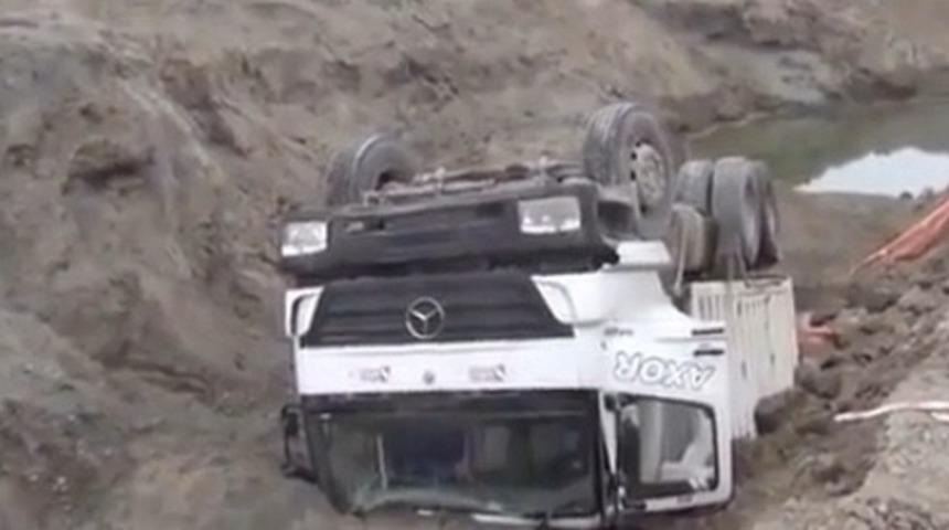 Yol &ccedil;&ouml;kt&uuml;, kamyon devrildi: 1 yaralı