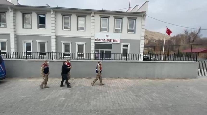 Bitlis'te 15 kişilik minibüste 53 kaçak göçmen yakalandı