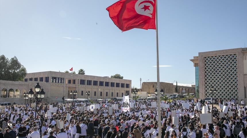 Tunus'ta sağlık çalışanları sektörde reform talebiyle meydanlara indi