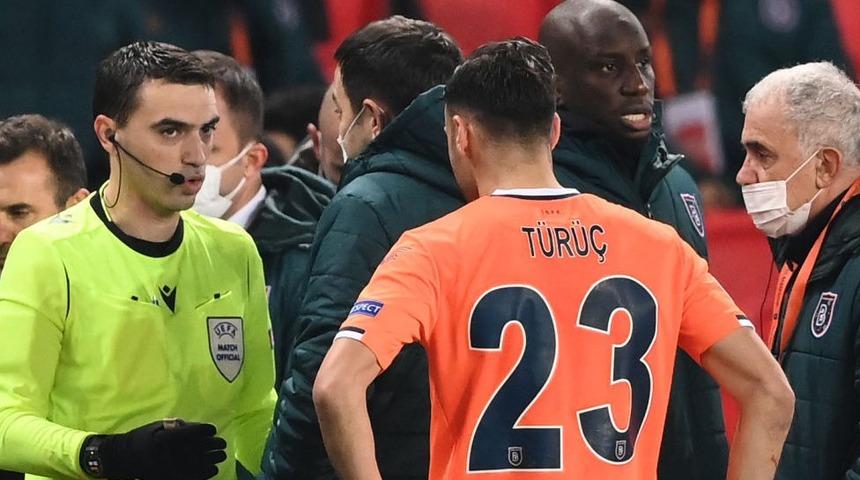 Başakşehir ile PSG ma&ccedil;ında 4. hakemin "ırk&ccedil;ı ifadeler kullandığı" gerek&ccedil;esiyle takımlar sahadan ayrıldı