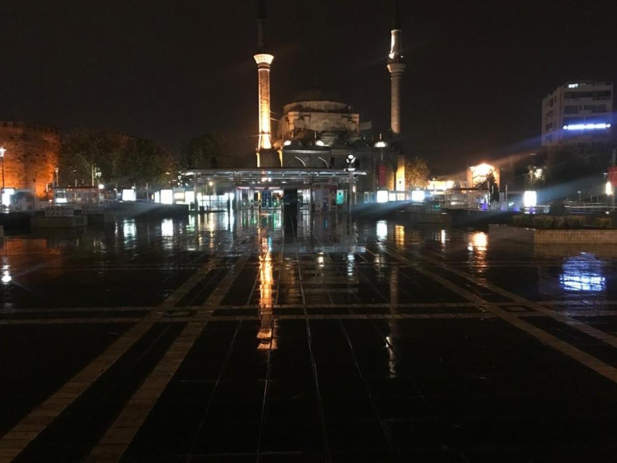 Kayseri&rsquo;de kısıtlama sonrası meydan ve caddeler sessizliğe b&uuml;r&uuml;nd&uuml;
