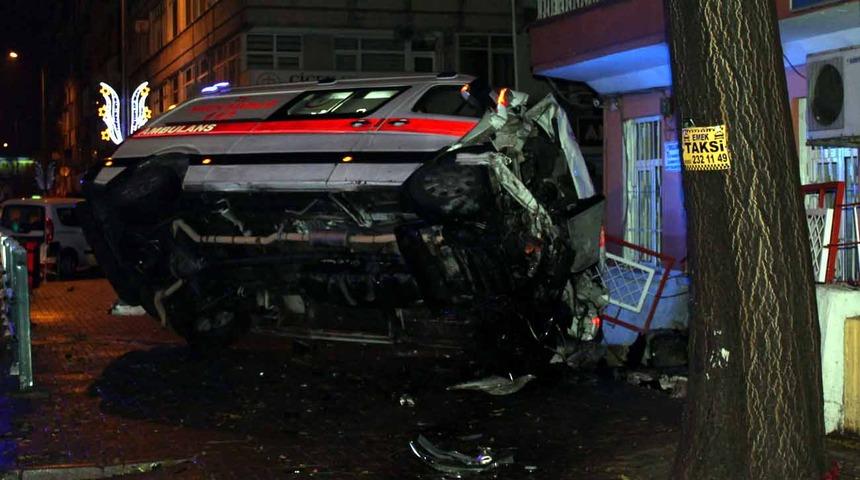 Kayseri’de ambulans ile hafif ticari araç çarpıştı: 8 yaralı