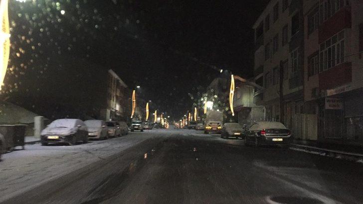 Bingöl Karlıova’da kar yağışı, ilçeyi beyaza bürüdü G5