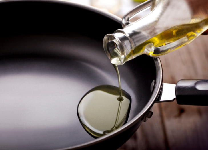 Yemek yapmaktan çok daha fazlası! Tavaları ilk günkü gibi yapıyor