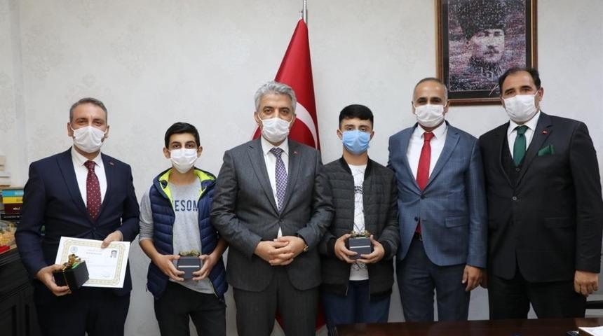 T&Uuml;BİTAK Proje Yarışmasında T&uuml;rkiye birincisi olan &ouml;ğrenciler &ouml;d&uuml;llendirildi