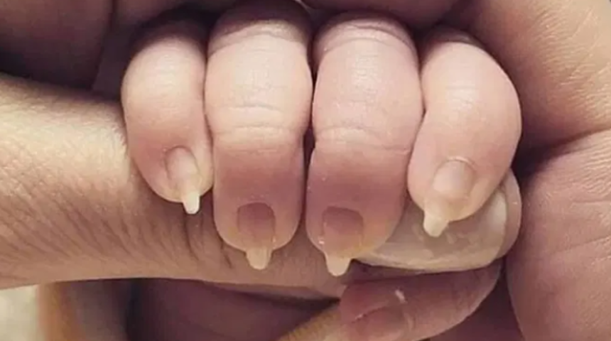 Bebeğine manik&uuml;r yaptıran anneye tepki: Nasıl bir annesin?