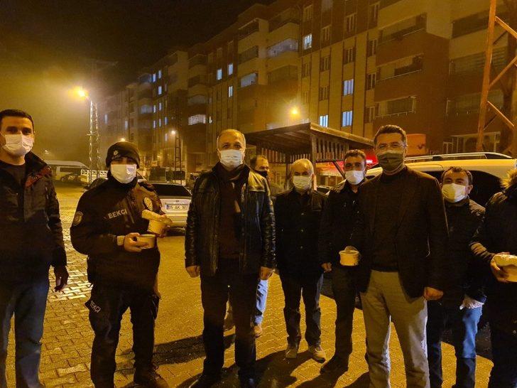 Amasya’da denetim yapan polislere AK Parti’lilerden çorba ikramı G2