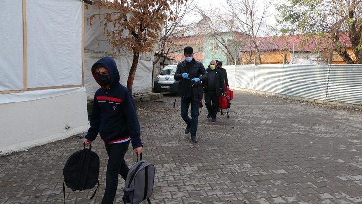 (Özel) Okula gidemeyen öğrenciler çantayla sevindirildi G1