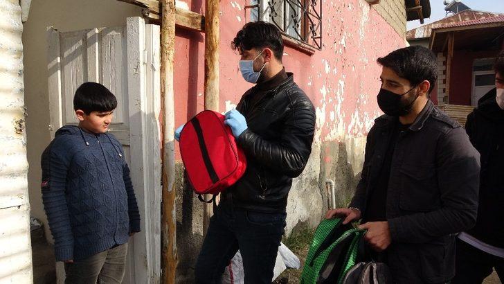 (Özel) Okula gidemeyen öğrenciler çantayla sevindirildi G2
