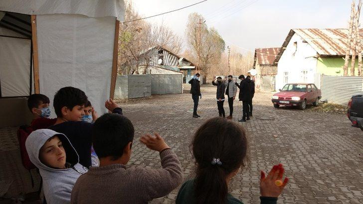 (Özel) Okula gidemeyen öğrenciler çantayla sevindirildi G4