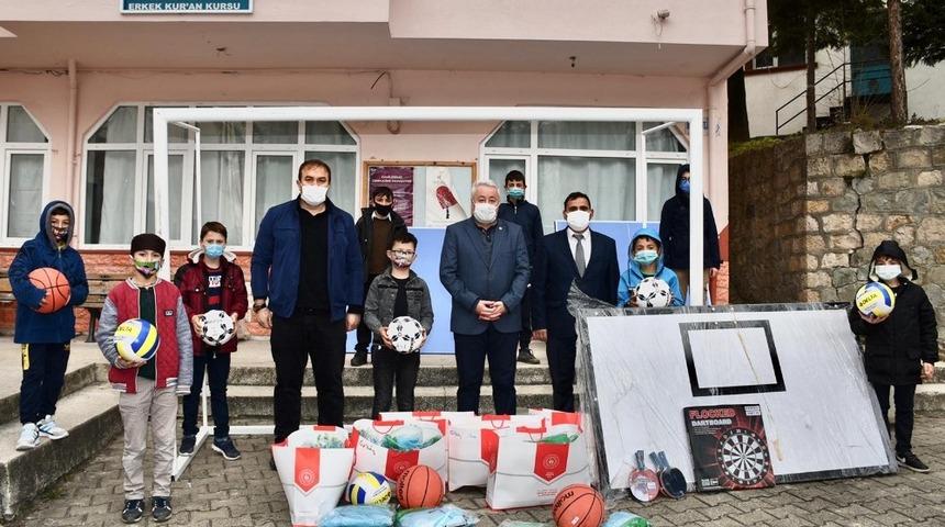 Kur&rsquo;an-ı Kerim kurslarındaki gen&ccedil;lere malzeme desteği