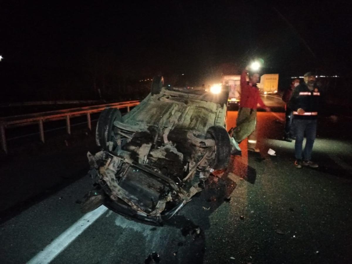 Tıra arkadan &ccedil;arpan otomobil takla attı: 2 yaralı