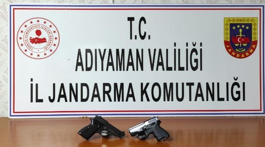 Ş&uuml;pheli şahıs 2 tabancayla yakalandı