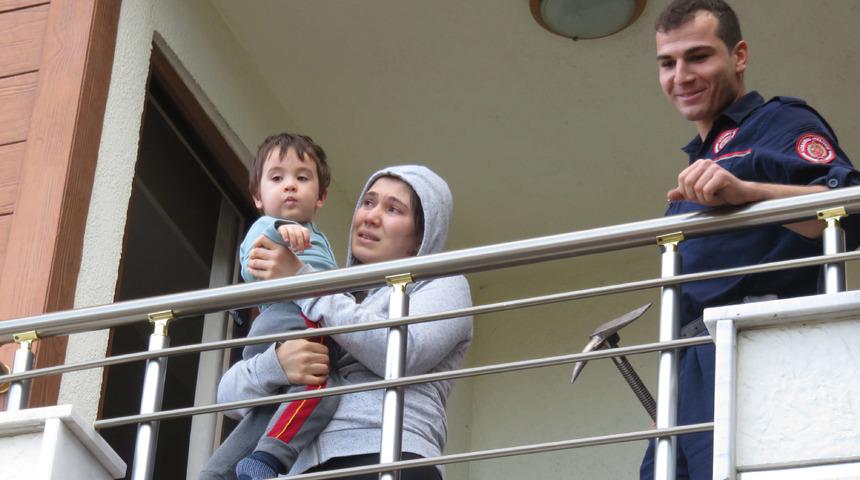 Ataşehir'de 2 yaşındaki çocuk annesini balkona kilitledi