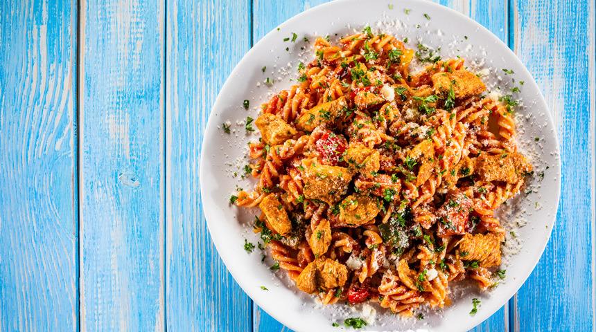 Alt tarafı makarna demeyin! Kendi suyunda pişen makarna tarifi parmak ısırtıyor