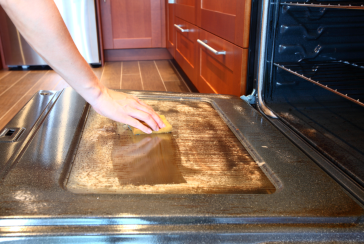 Çocuk oyuncağı! Fırın kapağındaki o iğrenç yağ lekeleri hemen çıkacak