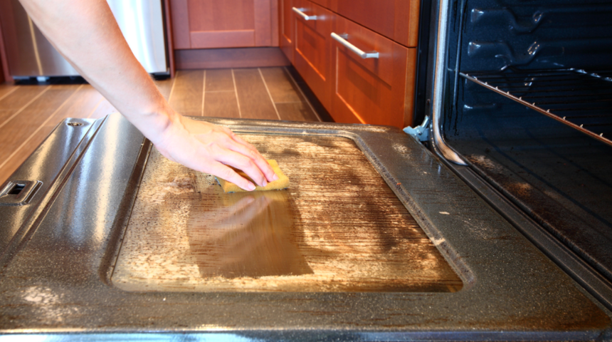 &Ccedil;ocuk oyuncağı! Fırın kapağındaki o iğren&ccedil; yağ lekeleri hemen &ccedil;ıkacak