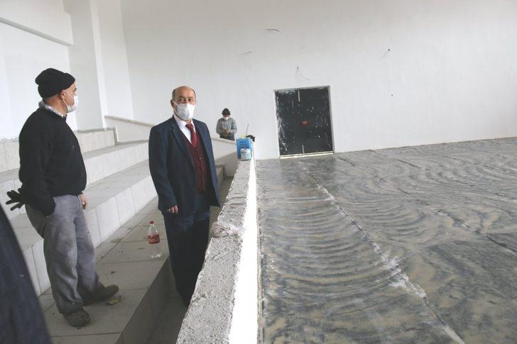 Müdür Başyiğit, spor salonu inşaatında incelemelerde bulundu G1