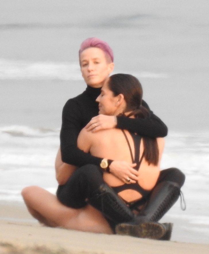 Megan Rapinoe ve Sue Bird fotoğraf çekimi için Malibu'da G1