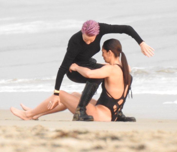 Megan Rapinoe ve Sue Bird fotoğraf çekimi için Malibu'da G2
